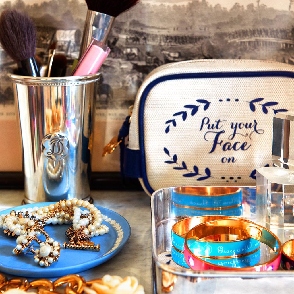 draperjames's tweet photo. #PutYourFaceOn and break out your #SundayBest (#CanvasPowderRoomPouch : http://t.co/bU2mfs9kYZ) 📷 : #PaulCostello http://t.co/hga52dbDry