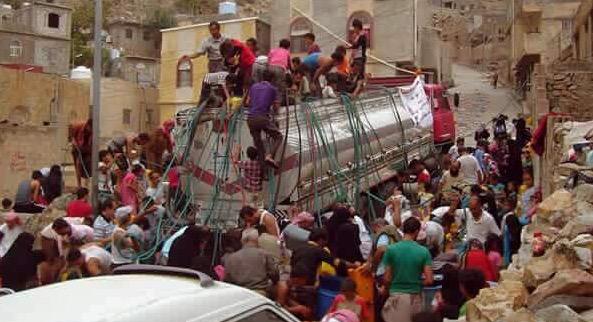 Ziya_Meral's tweet image. A dire situation “@HakimAlmasmari: HOW do Yemenis get WATER?
1 tanker, 100 hoses, 100's in line to fill buckets. http://t.co/oz79ZNA1Ro”
