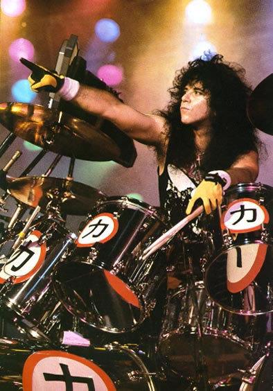 Un día como hoy pero de 1950 nació  Eric Carr, emblematico baterista de 