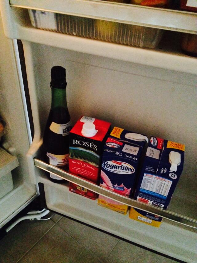 En la heladera de mi abuela como en todas las heladeras del país no puede faltar el buen vino <a href="/BodegaRoses/">Rosés</a> @HDF1090