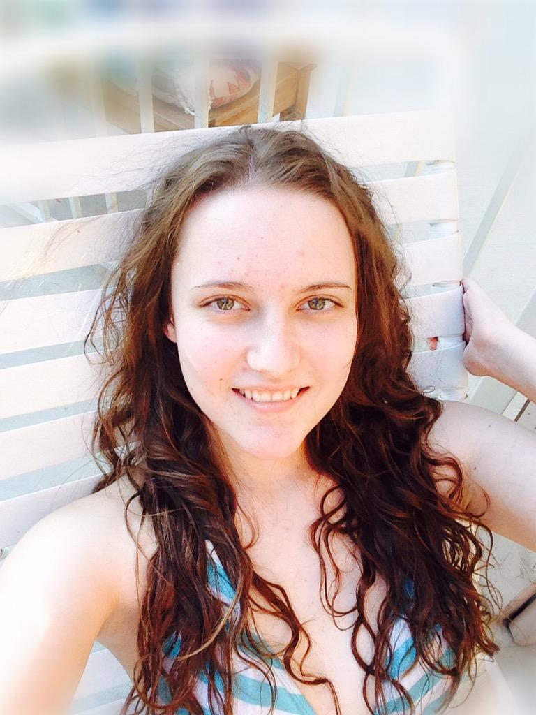 Emilys_Film's tweet image. Throw back Sunday? Lol #missingthepool