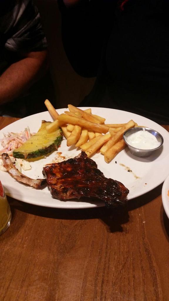 LCollins84's tweet photo. @HarvesterUK Really wasnt impressed with the state of windsor lad. The salad bar was disgusting http://t.co/5h8AJYzZH9