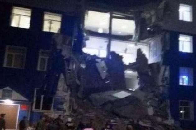 24todaynetua's tweet image. В России рухнула казарма ВДВ – двое десантников погибло, почти 40 – под завалами. ВИДЕО 24today.net/open/469384