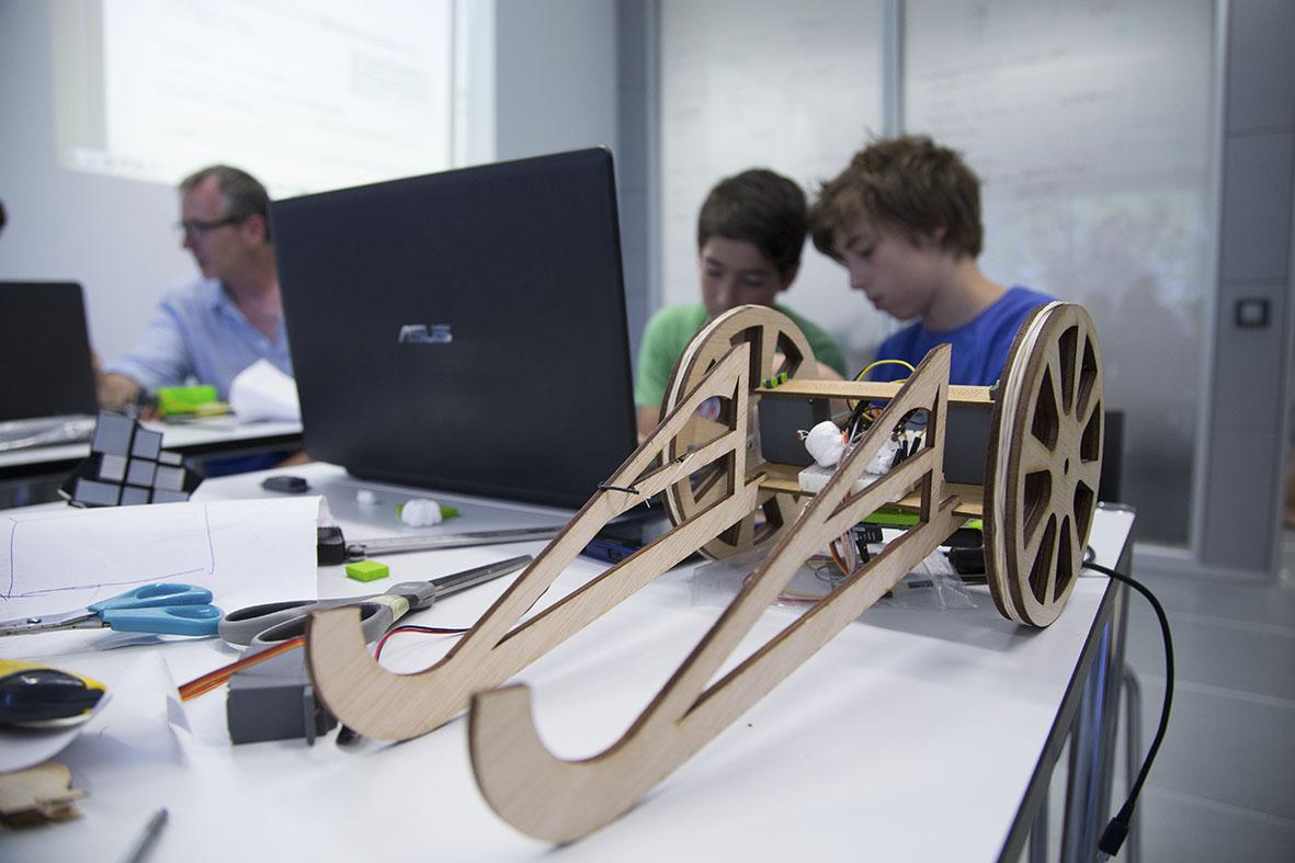 FabLabStQ's tweet photo. #FabKidsStQ @esadecreapolis final touch on projects before presenting #3dprinting @Laserprojectes @bqreaders http://t.co/KEq4DBx2TN