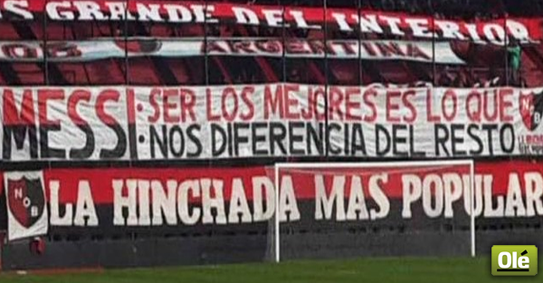 DiarioOle's tweet photo. En la cancha de #Newells apareció una bandera en apoyo la Pulga ▶ http://t.co/VI29bz7S7u http://t.co/sF7F0xyvHF