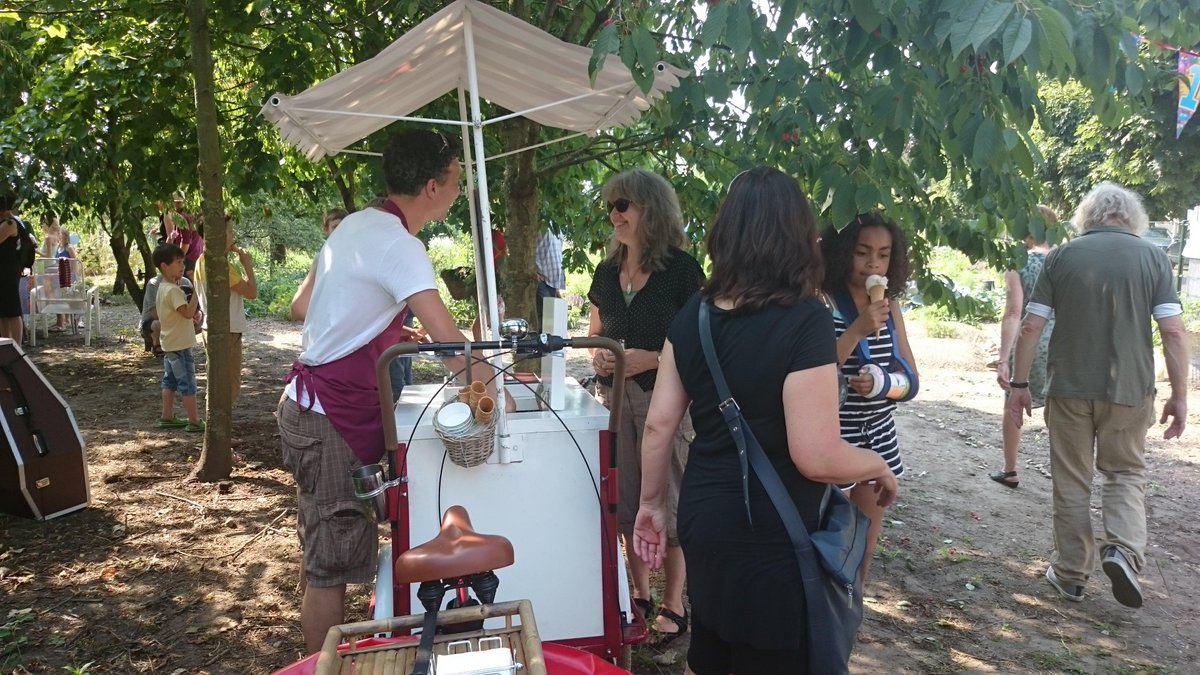 SpoorkuilBot's tweet photo. heerlijke verkoeling gisteren: schaduw onder kersenbomen en ijsjes van @Ysbakfiets bij opening Moestuin Bottendaal http://t.co/2Lx5GSPIvy