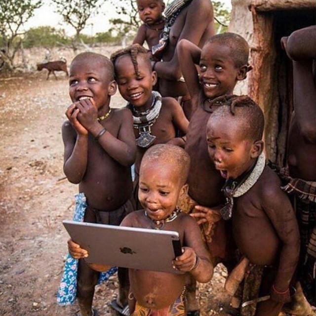 Sahi bizim öğrencilere verilecek tabletlere ne oldu!Nerdeyse hologram teknolojisine geçicez de!!!

@gonul_insani_