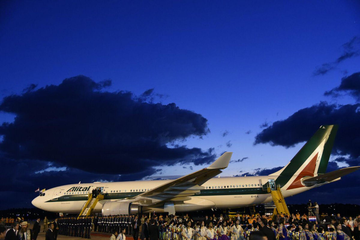 ABCDigital's tweet image. #PapaenPy @Pontifex_es se dirige a la escalerilla para abordar la aeronave que lo transportará hasta el Vaticano