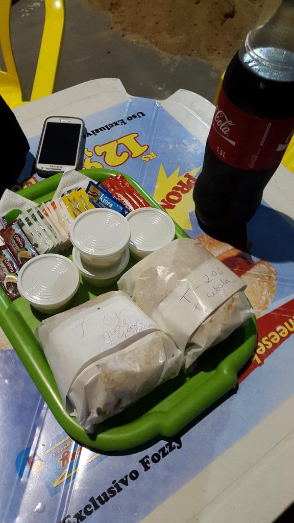 fozzyburger's tweet photo. Mais um lanche saindo na hora perfeito #VemComer #OmelhorDoMelhor #fozzyburgers #Goiania http://t.co/2pRHlBb1hS