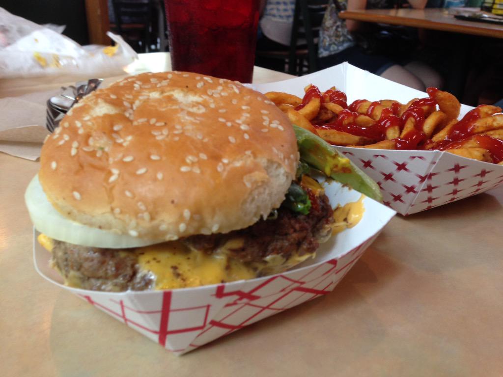 NicoBechtel's tweet photo. Was macht New Buffalo berühmt? Der @redamaks Burger! #leckerschmecker #LakeMichigan #geilezeit #USNET http://t.co/F1F10G1p41