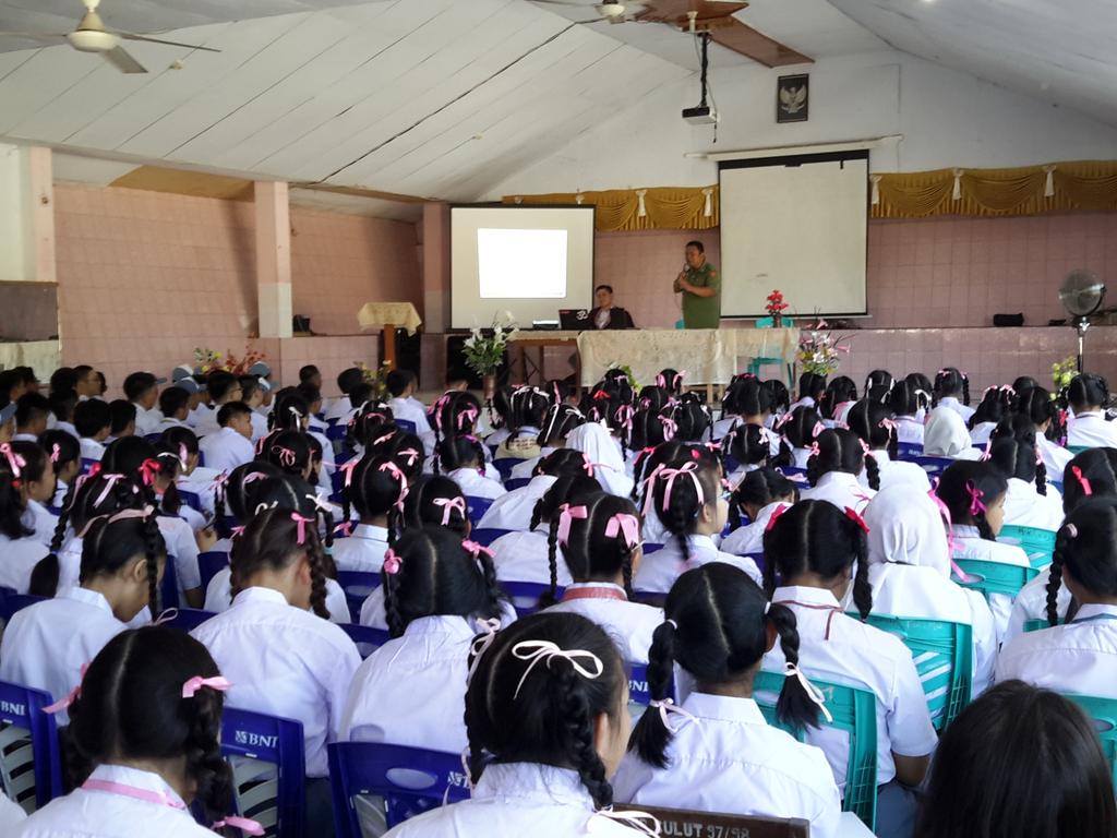 Hari pertama Masa Orientasi Siswa (MOS) SMA 9 Binsus Manado #MOSBINIX2K15