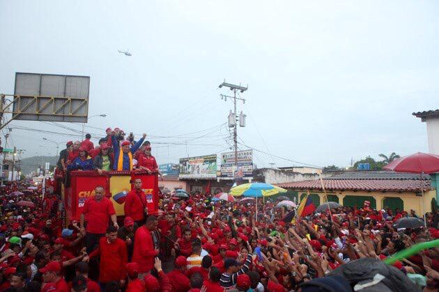 yelitzePSUV_'s tweet photo. Una fecha como hoy acompañamos al Gigante junto a su amor: el pueblo. #Barcelona2012 .@NicolasMaduro .@dcabellor http://t.co/RCTxEh4ztK