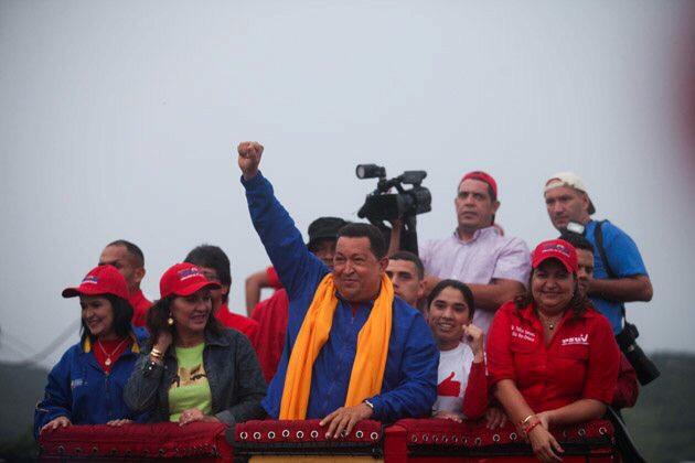 yelitzePSUV_'s tweet photo. Una fecha como hoy acompañamos al Gigante junto a su amor: el pueblo. #Barcelona2012 .@NicolasMaduro .@dcabellor http://t.co/RCTxEh4ztK