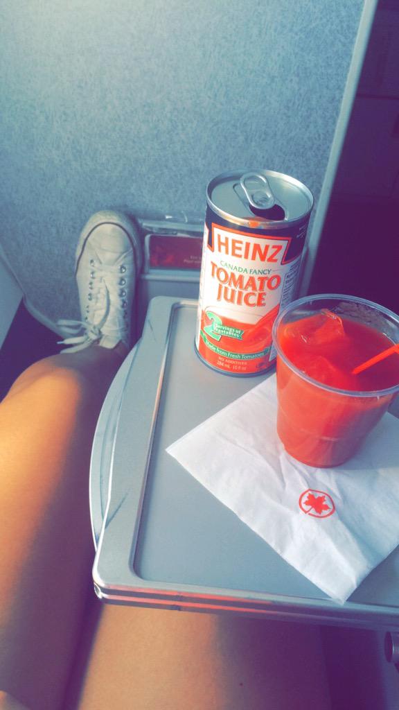 vio_lettaaa's tweet image. My tradition. #yesimweird #flightproblems 🍅