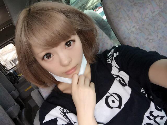 pamyurin's tweet photo. 成田空港に帰国待ちをしてくれていたファンの方々がいて感動なう(/ _ ; )ありがとう
そしてただいま🎌 http://t.co/rXsSoTddHr