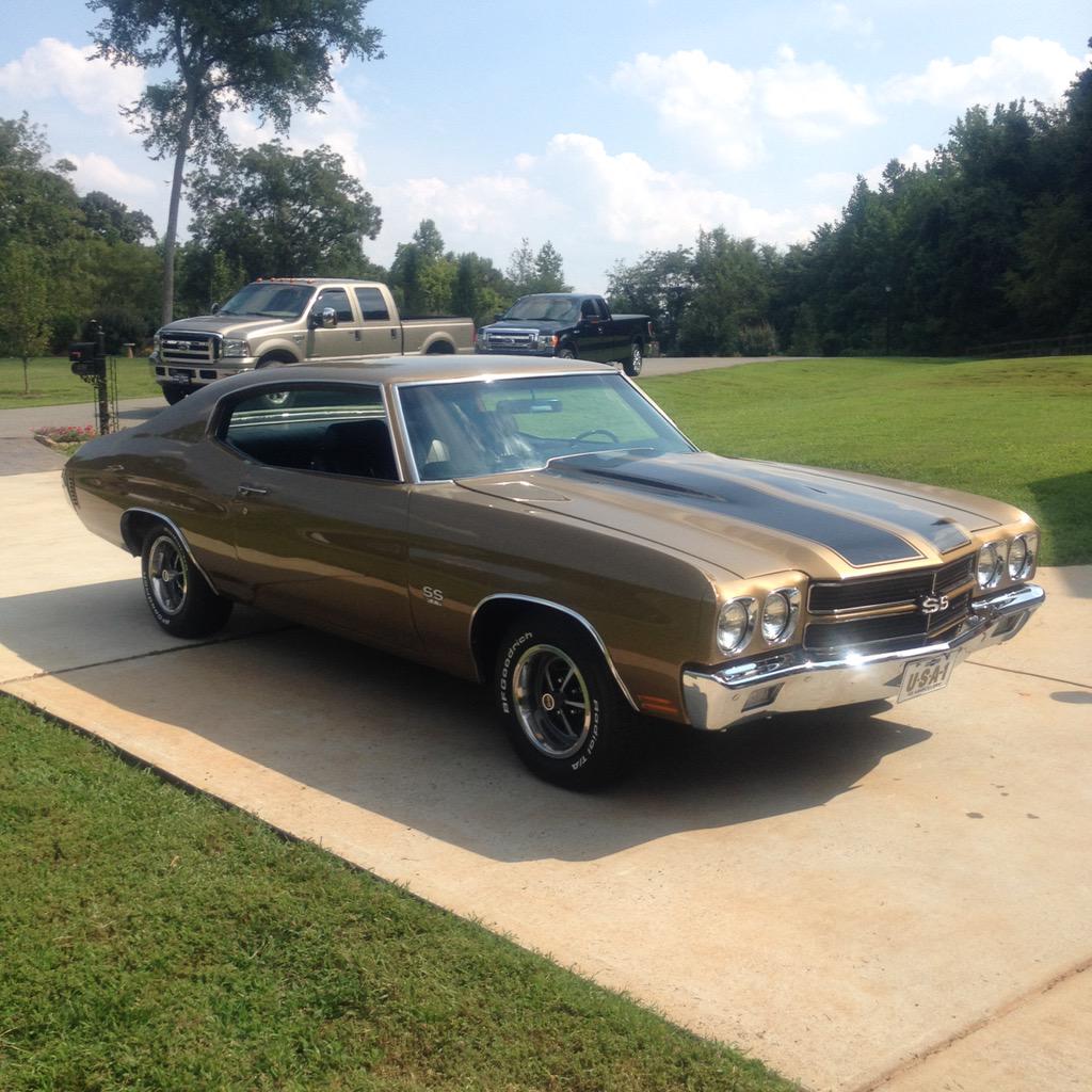 MacSpeedCompany's tweet image. My Dad @rlmac53 #70ChevelleSS 396 All original with #BuildSheet. #FrameOff Resto finished last fall. #AutumnGold