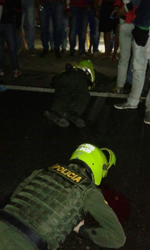 Lina1008's tweet photo. Esta es su dichosa paz????@JuanManSantos  Guerrileros hptas todo es por la espalda, no hacen nada de frente.... http://t.co/yWvk3yKXi4