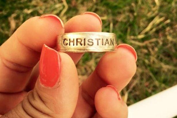 BJeweledCoUK's tweet photo. Boy uses Facebook to track down engagement ring's owner
http://t.co/MXnNv1ZNkA http://t.co/d5gbmgvNjS