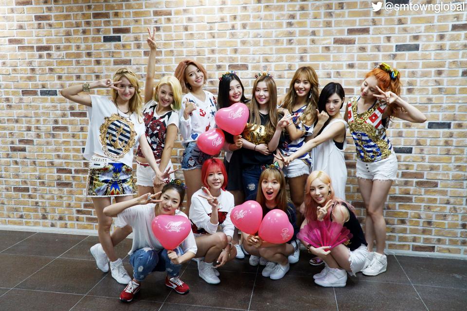 #SHINee's MINHO and #RedVelvet cheering for <a href="/GirlsGeneration/">Girls' Generation</a>'s comeback last week. #PARTY now.smtown.com/#/Show/2807