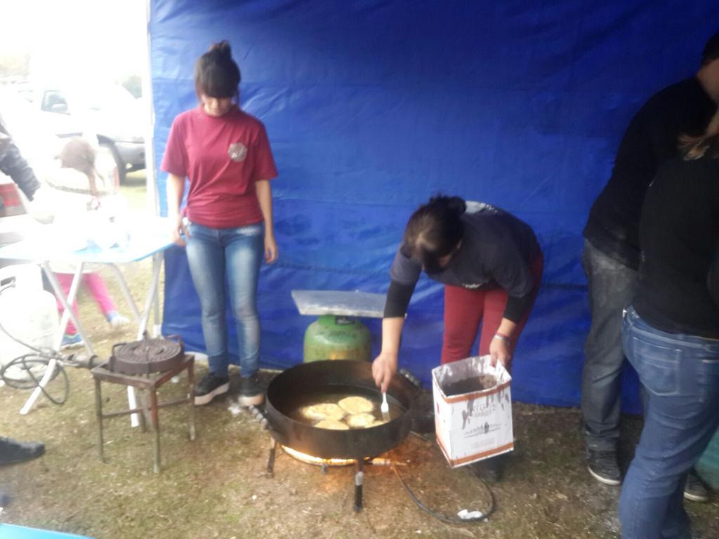 VolvereVeronica's tweet photo. #VolveréConTradición#Jineteada
#PuestoDeTortafritas @totivivaldo @RRuete http://t.co/THu2q9IZ77