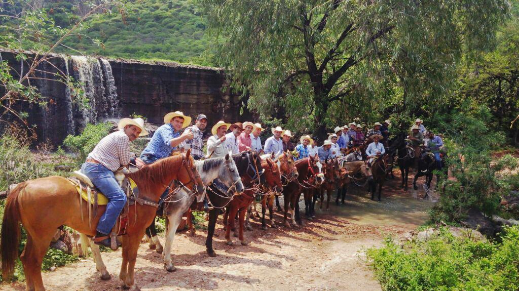 MartinOrozcoAgs's tweet photo. En cabalgata #CalvilloAgs, conocí hermosa Cascada Los Huenchos, y el mal edo de presas #UrgeInvertirEnObraHidráulica http://t.co/d6R52AmT6D