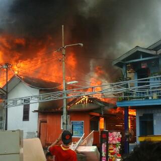 InfoBencanaBpp's tweet photo. Kebakaran di Strat 2 Balikpapan Utara http://t.co/JGHhCJVyVp