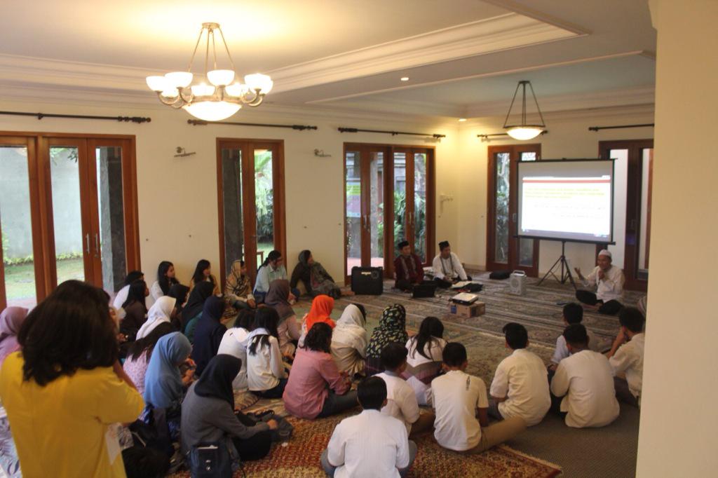 maudears_'s tweet photo. suasana #bukbermaudy kemarin , kita kedatangan ustad ali yg memberikan ceramah yg syahdu http://t.co/1iW7T9wbGY