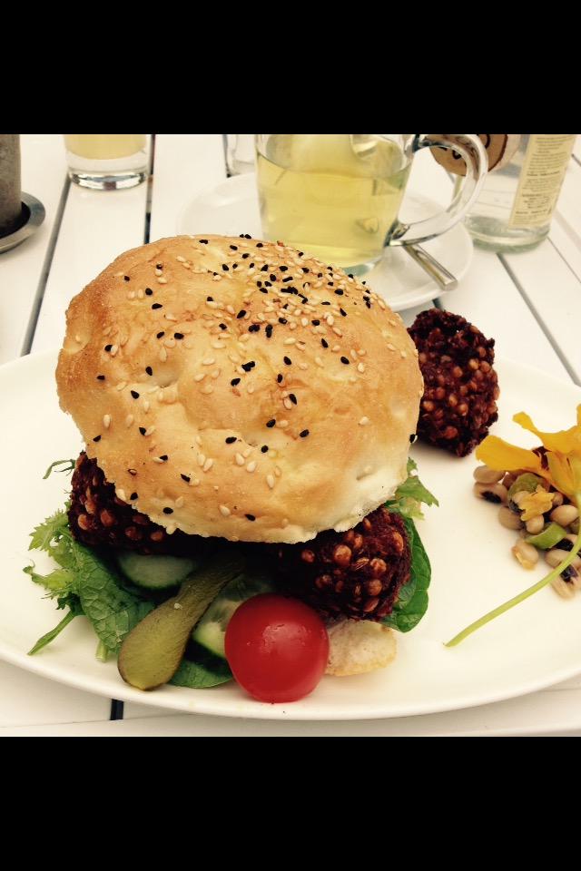 MonicaKeyzer's tweet image. Een groene oase v groen&amp;amp;rust in Amsterdam-centrum @hoftuin 🍴 heerlijke broodjes ham,kaas,hamburger 🍔 falafel ☕️🍷