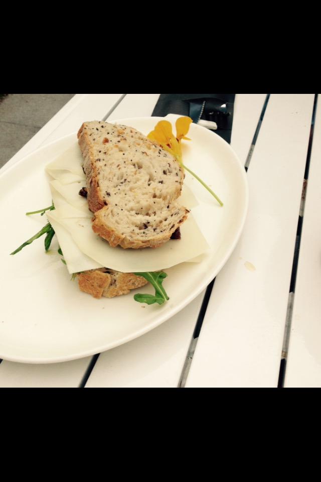 MonicaKeyzer's tweet image. Een groene oase v groen&amp;amp;rust in Amsterdam-centrum @hoftuin 🍴 heerlijke broodjes ham,kaas,hamburger 🍔 falafel ☕️🍷