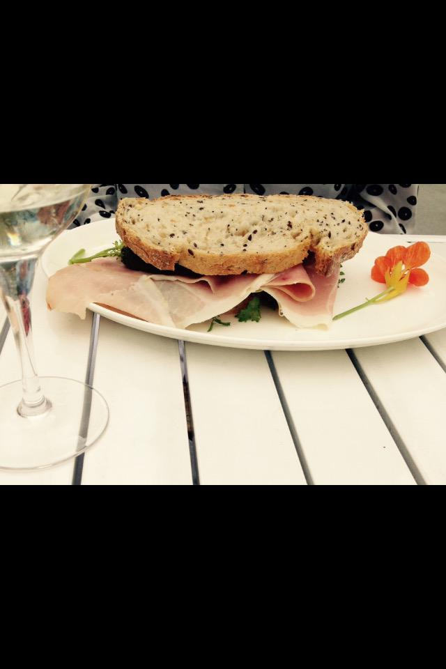 MonicaKeyzer's tweet image. Een groene oase v groen&amp;amp;rust in Amsterdam-centrum @hoftuin 🍴 heerlijke broodjes ham,kaas,hamburger 🍔 falafel ☕️🍷