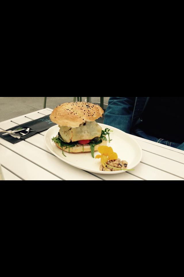 MonicaKeyzer's tweet image. Een groene oase v groen&amp;amp;rust in Amsterdam-centrum @hoftuin 🍴 heerlijke broodjes ham,kaas,hamburger 🍔 falafel ☕️🍷