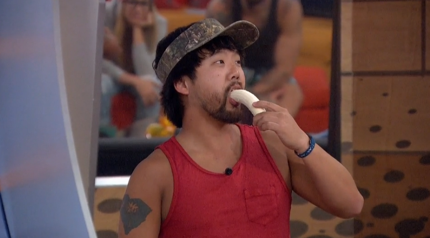 daiIybb's tweet photo. clay dared james to eat a banana whole #BB1d http://t.co/KPwJxixU1b