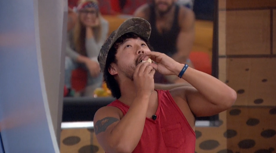 daiIybb's tweet photo. clay dared james to eat a banana whole #BB1d http://t.co/KPwJxixU1b