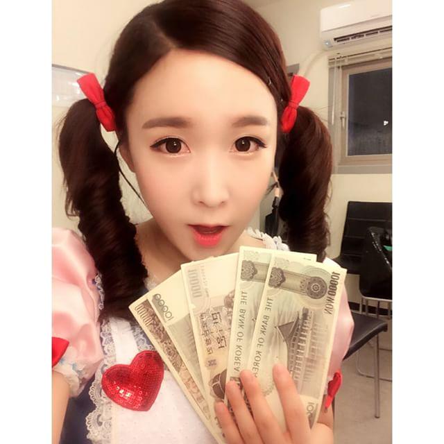 5CrayonPop_TH's tweet photo. [แปล] 150712 #baysunny คำอวยพรวันเกิดใน*วันยูมิรี♡
#เวย์ #ตอนรอ #ซาบิต้า #แบงค์ปึก #พร็อพ
*ชื่อตัวละครที่เวย์เล่น http://t.co/vWxa9F3htM