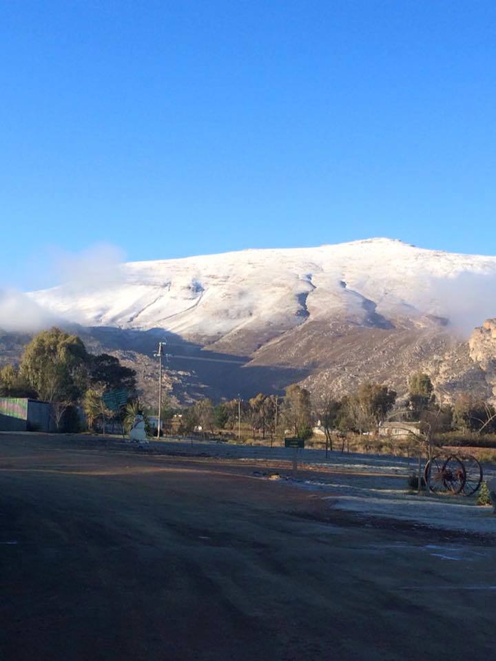 Merentia's tweet photo. #capeweather is looking wintery -The clouds have lifted at Matroosberg Private Nature Reserve. Photo by @SnowReportSA http://t.co/7WcyfKd7aL
