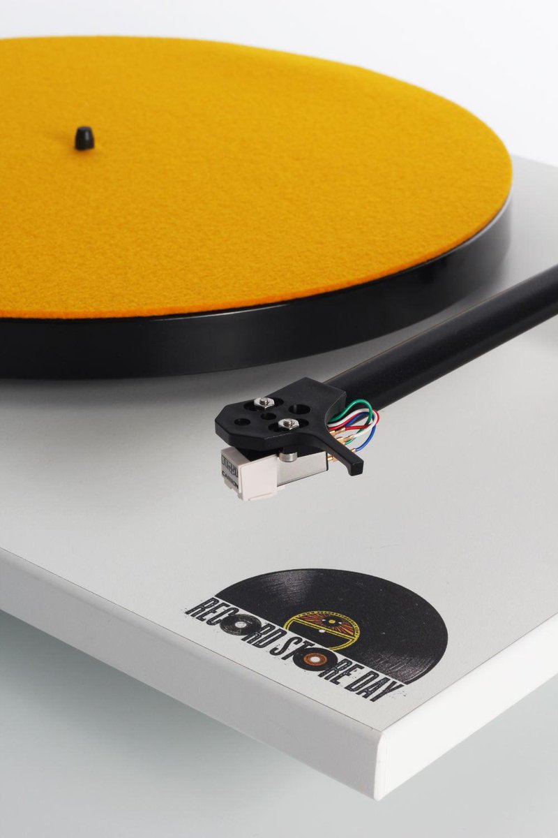 TheSoundGallery's tweet photo. Security labels, inside could be a signed @RSDUK #RSD15 turntable! #finalbatch
http://t.co/rT0pAdbySf http://t.co/LlXbJWwtLq