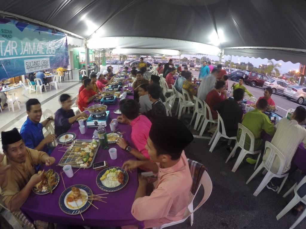 OfficialRiotFC's tweet photo. #sultanistcrew #batch0711 #iftarjamaie #togetherwearefamily http://t.co/bjcEMZixWO
