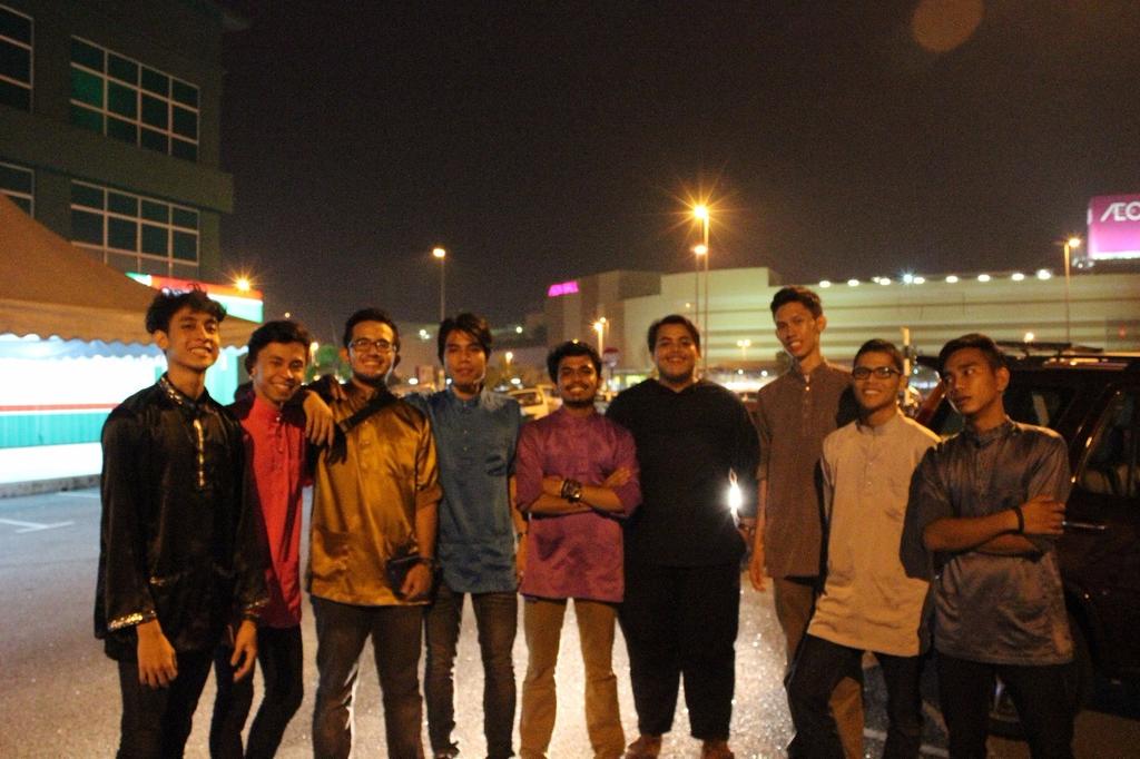 OfficialRiotFC's tweet photo. Hensem #sultanistcrew #batch0711 #iftarjamaie #togetherwearefamily http://t.co/q7Stgv74dt