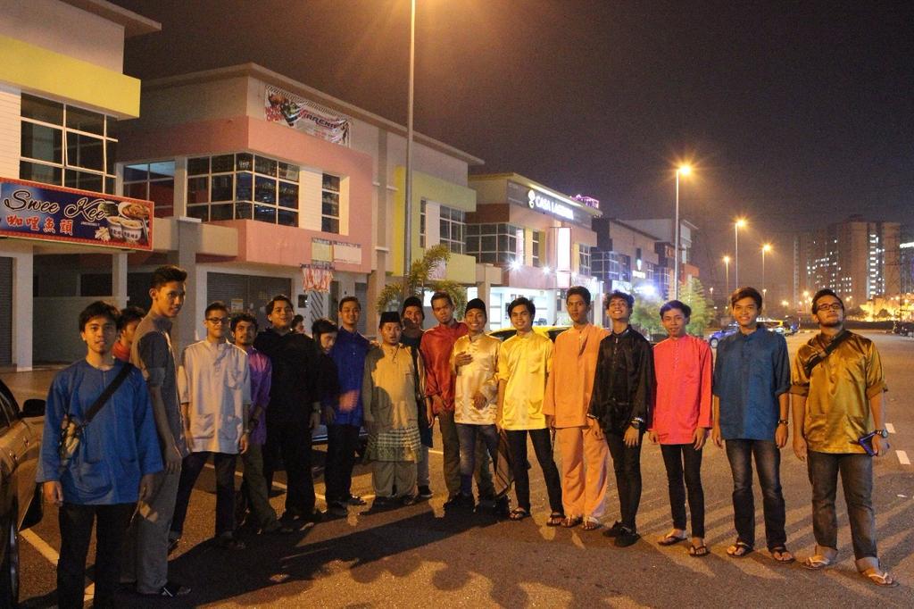 OfficialRiotFC's tweet photo. #sultanistcrew #batch0711 #iftarjamaie #togetherwearefamily http://t.co/9j7y7Lc7cH