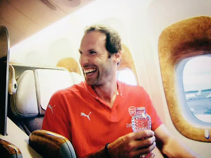 davidhickman14's tweet photo. Petr Cech on his way to Singapore #Arsenal http://t.co/8hLju41tqh