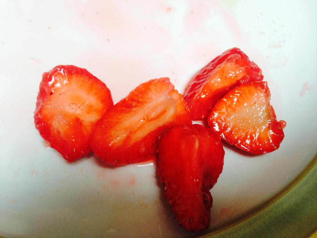 LucyAnneHarding's tweet photo. @marksandspencer no very happy with my mushy fresh strawberries I brought yesterday, had to throw half of them away! http://t.co/UO7SZJqPuG