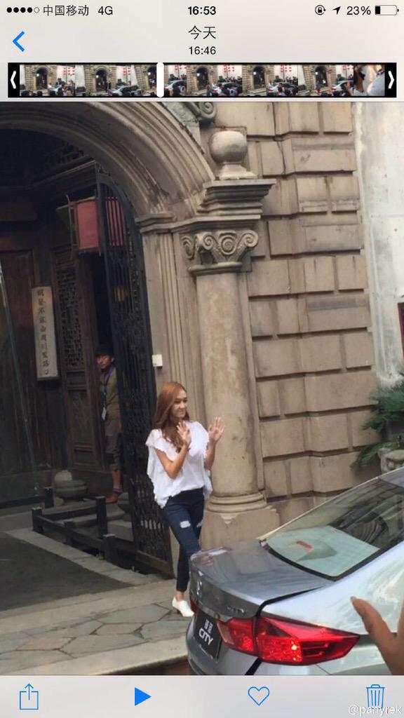 [PIC][12-07-2015]Jessica khởi hành đi Hàng Châu để ghi hình cho chương trình "Chef Nicholas" vào sáng nay CJyJLW_UAAAV6k3