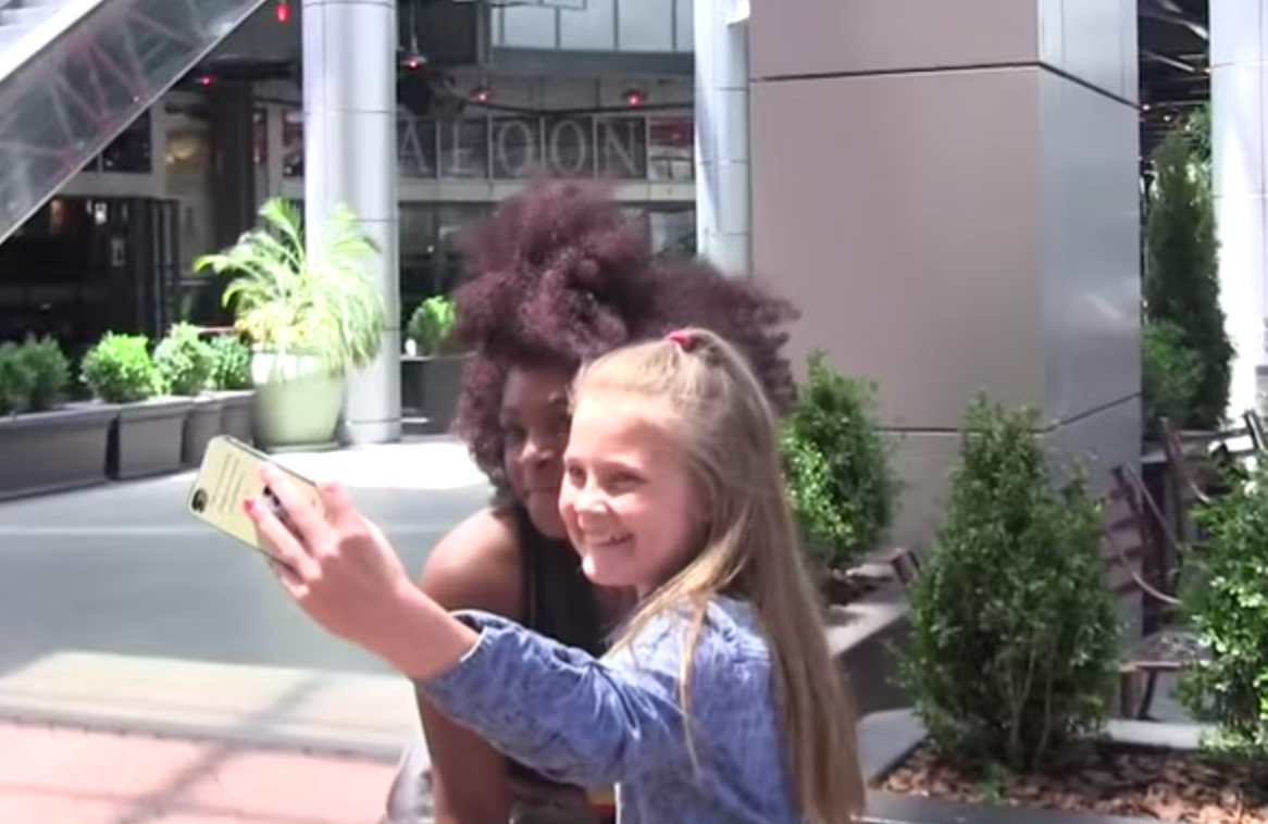 Deze kids pranken wildvreemden door te doen alsof ze fan zijn ow.ly/Pwg3O