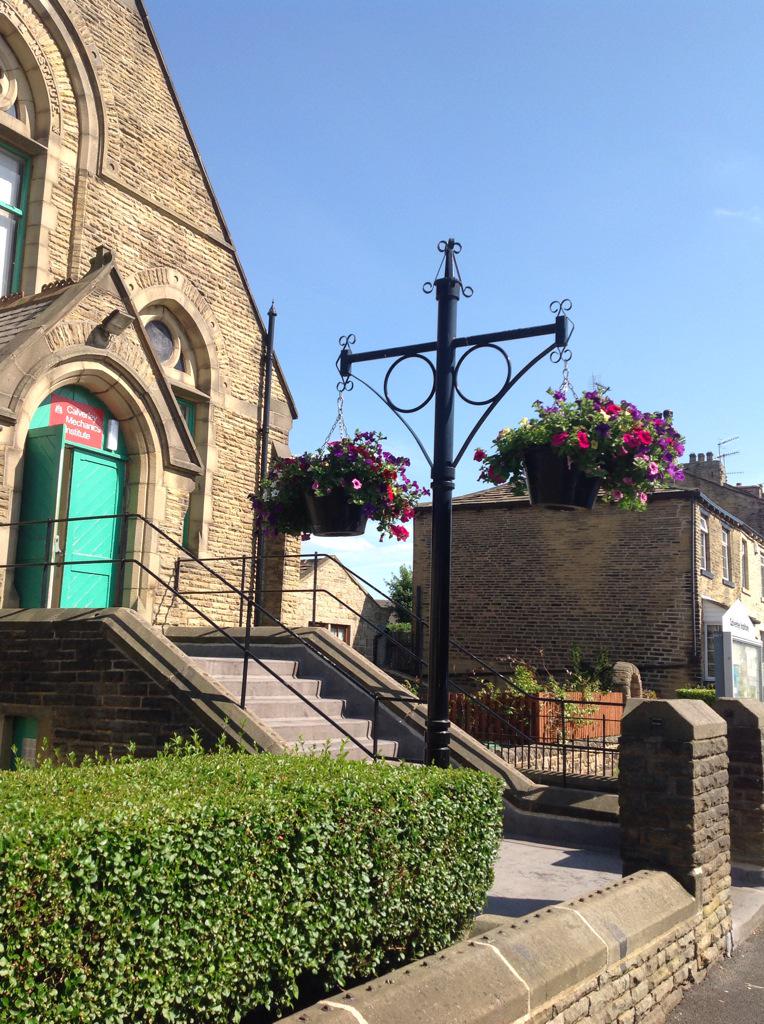 CalverleyBloom's tweet photo. Hanging baskets bursting with bright flowers across #Calverley ! #Leeds @YorkshireBloom http://t.co/LpRM5I01V9