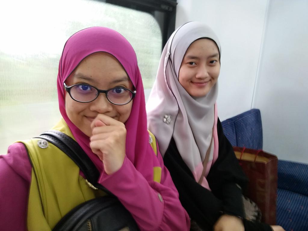aniszsyuhadah's tweet photo. Ada ke orang yang sanggup berbuka di PWTC hari ni semata-mata untuk #Klrayafest2015 ?
👋👋👋 http://t.co/lZIgA55yqQ