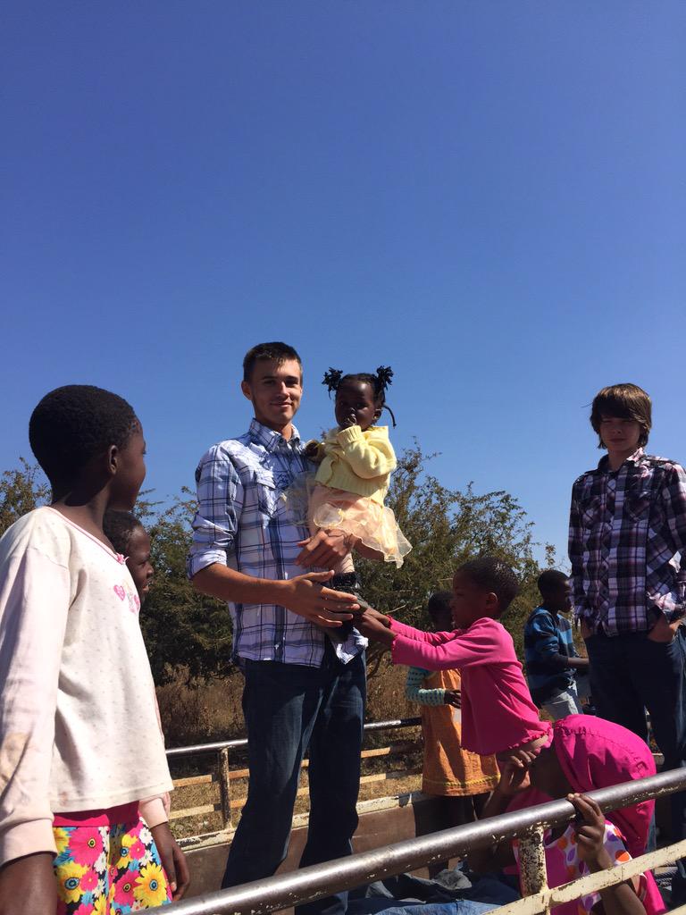 inksdad1's tweet image. Noah and Kade telling the kids goodbye. And he was able to hold Grace!  #projectsamuel