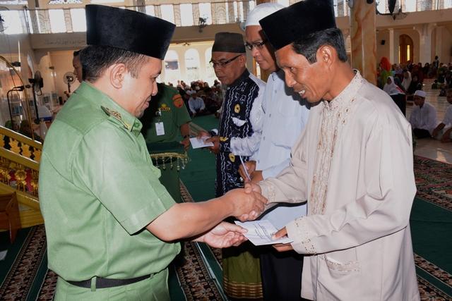 HabarAmandit's tweet photo. Penyerahan Dana insentif oleh wabub HSS Ardiansyah S.Hut kpd ustadz dan ustadzah se-HSS di Negara (13/7) http://t.co/H2bc0lGuun