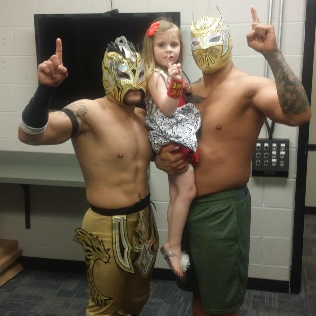 HappySpawn's tweet image. My favorite tag team the Lucha Dragons! Thank you @SinCaraWWE  &amp;amp; @KalistoWWE, you both rock! #LuchaLuchaLucha #wwe