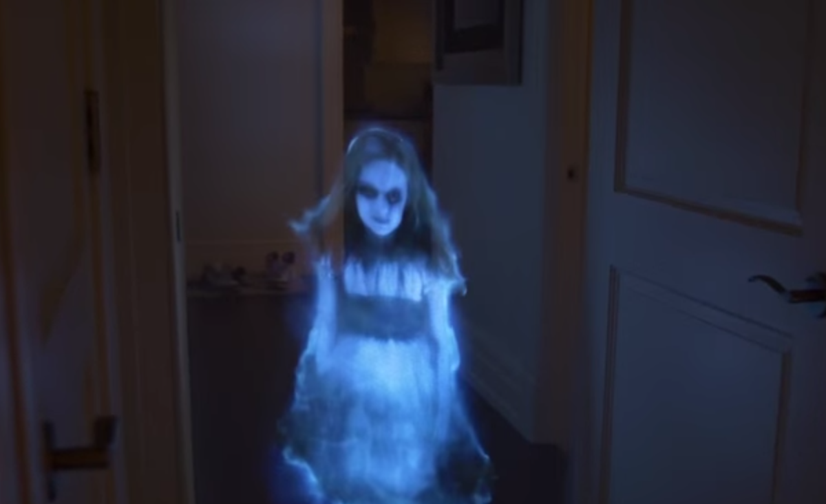 Deze guy prankt zijn vriendin met een geest hologram en het is ziek! ow.ly/Pwg4L