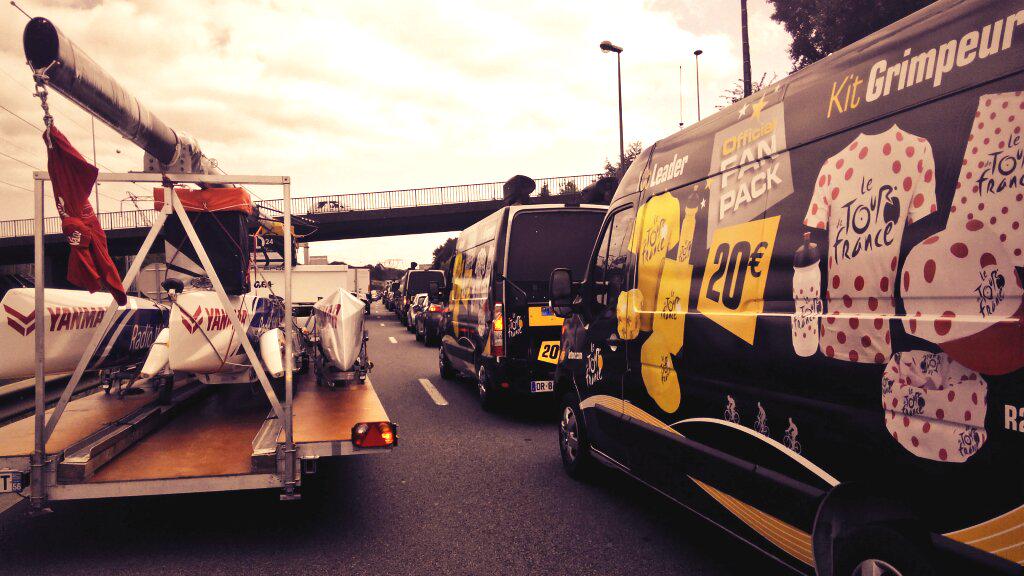 Quand le @Tourvoile rencontre le @TDF vélo. Bouchon à Nantes, <a href="/Radio1077/">Radio VINCI Autoroutes</a>